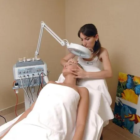 Ambasador Hotel 4* קמר