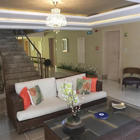 מלון Ambasador Hotel 4*