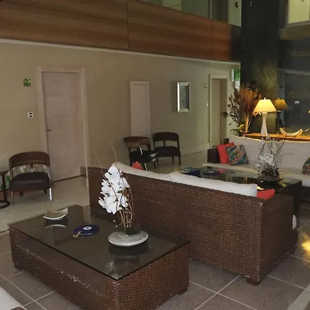 Ambasador Hotel מלון קמר