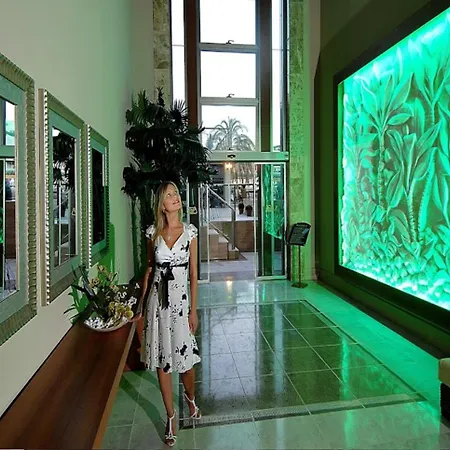 Ambasador Hotel קמר