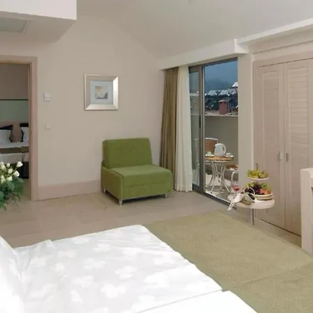 מלון Ambasador Hotel