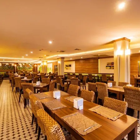 מלון Ambasador Hotel 4*