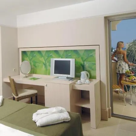 Ambasador Hotel מלון קמר