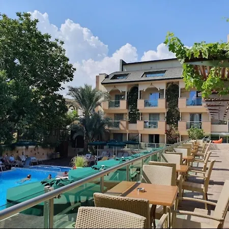 מלון Ambasador Hotel 4*