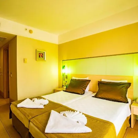 Ambasador Hotel Otel 4*